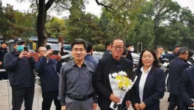 俞敏洪捧花送行李克强 北京像在对付反革命分子