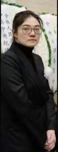 横眉冷对千夫指，李克强女儿在追悼会现场面对习近平彭丽媛夫妇时的照片