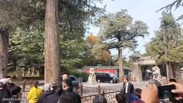 八宝山不是任何人都能去的，车辆限行就是控制，便衣警察恶毒的盯着行人，这哪里是中共总理出殡？（图片来源：网络图片）