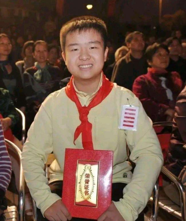 当年那个&ldquo;五道杠&rdquo;少先队队长，现在怎么样了？小学生，愚民教育