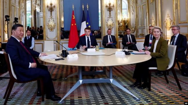 法国总统马克龙（中）与欧盟委员会主席乌尔苏拉&middot;冯德莱恩（右）在巴黎爱丽舍宫与到访的中国国家主席习近平举行会谈。（2024年5月6日）