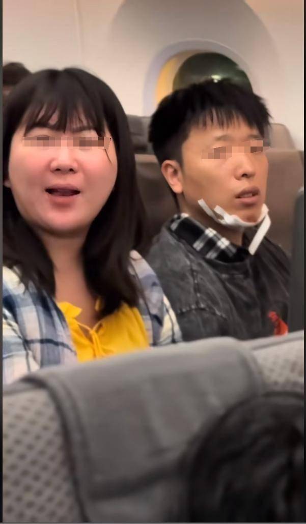 国产小仙女大闹新加坡航班逼停飞机，男友一脸绝望