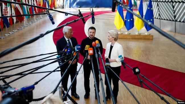 乌克兰总统泽连斯基(中)、欧洲理事会主席安东尼奥&middot;科斯塔(左)和欧盟委员会主席乌尔苏拉&middot;冯德莱恩(右)