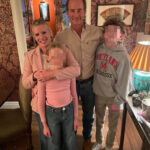 出轨CEO的人力资源部女总裁克里斯汀手带婚介有两个孩子，丈夫是知名品牌老板