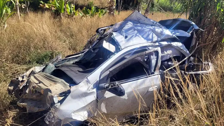 车祸，汽车，车辆坠崖翻滚400米，车身严重毁损。 翻摄自《g1》