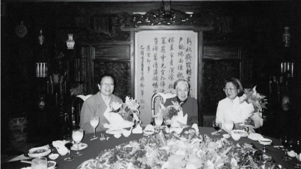 2004年，李讷、王光美、李敏在北京西三环中路京都信苑大厦26楼聚餐。