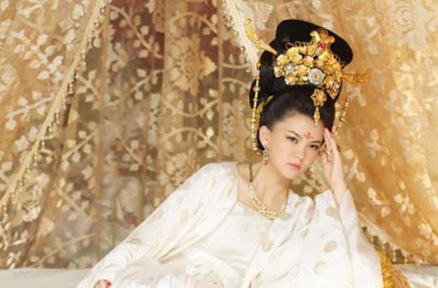 看浪荡女到底有多淫荡？！武则天女儿太平公主1夜累死4美男；现在的女公安局长差远了！