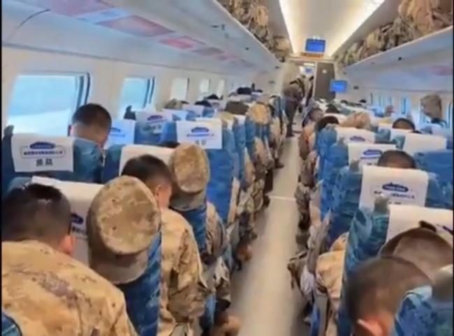 高铁上坐满了军人。（视频截图）