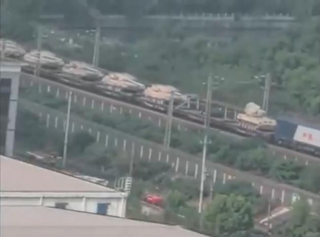 高速公路惊现大量军车、装甲车。（视频截图）