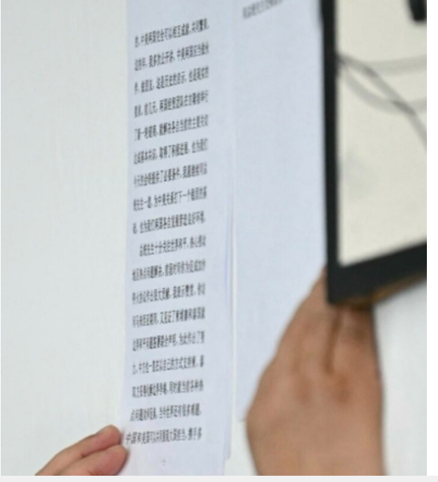 习近平的小本本是小学生考试现场提词器