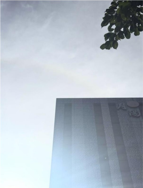 025年10月17日，台湾新北市板桥的新月会馆，举办于朦胧的招魂法会，天空突然出现彩虹。(翻拍自于朦胧粉丝团FB)