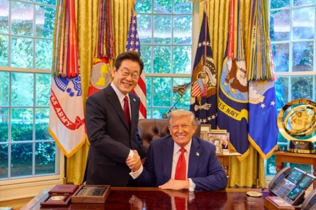 8月，韩国总统李在明（左）正在白宫与美国总统唐纳德&middot;川普会面并握手。/总统室