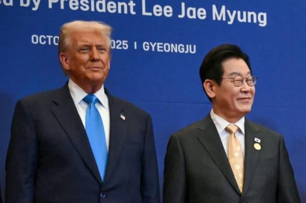 10月，在庆尚北道庆州韩美首脑会谈中，美国总统唐纳德&middot;川普（左）与韩国总统李在明正在合影留念。/AFP，韩联社