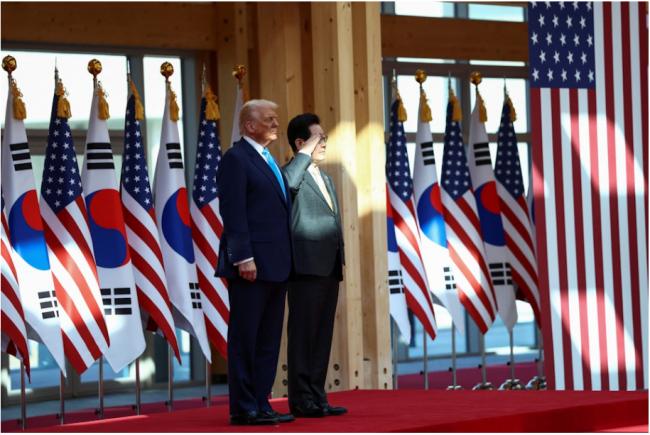 2025年10月29日，韩国庆州，韩国总统李在明（右）与到访的美国总统川普（Donald Trump，左）举行会面。（Reuters）