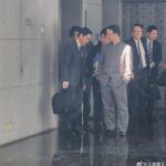 趁你病要你命，日本美国趁中国内乱开始围剿中国；中国表现色厉内荏