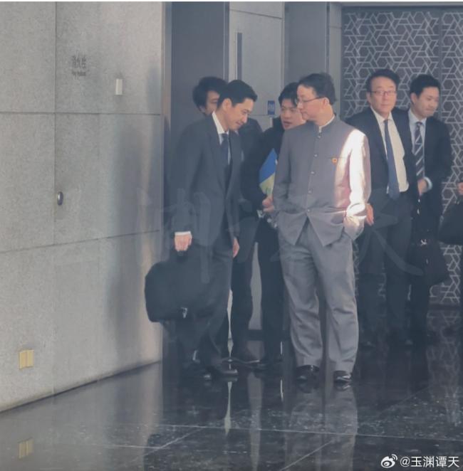 画面左前方男子为金井正彰，右方为刘劲松，在送客时双手插袋。（玉渊谭天）两人都是负责亚洲事务官员