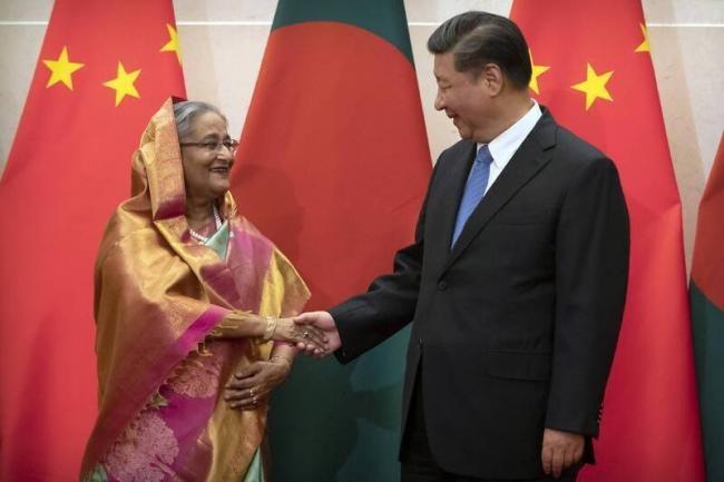 孟加拉前总理哈西娜（左）执政期间，积极发展与北京的关系，2024年因学运下台。（美联社）